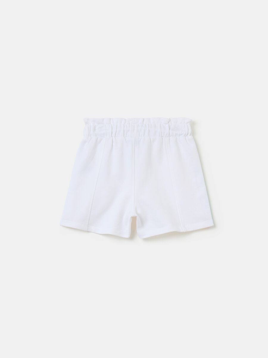 Shorts con franjas de rayas y cordón_1