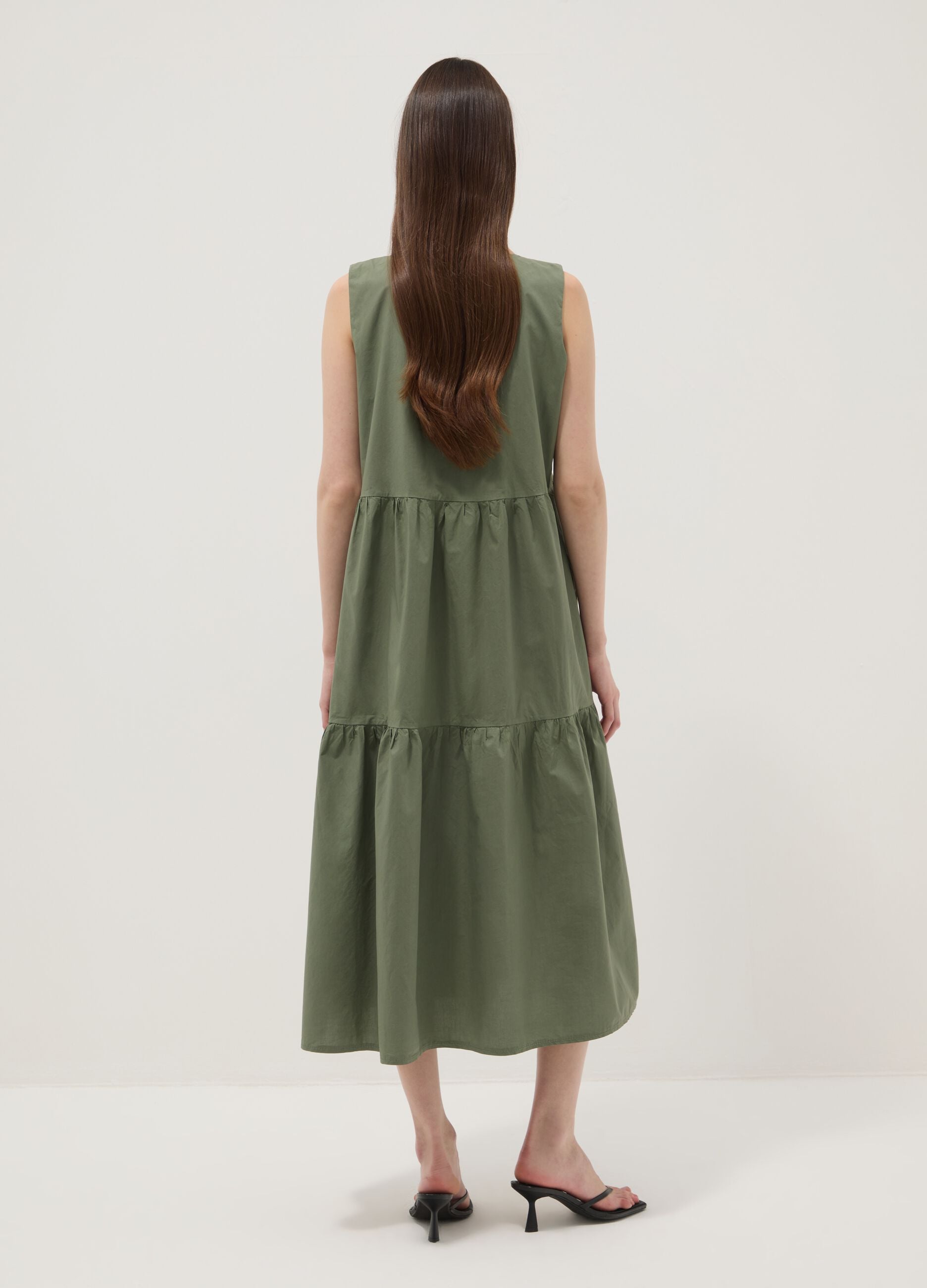 Vestido verde sem mangas em algod&atilde;o puro com folhos, corte regular