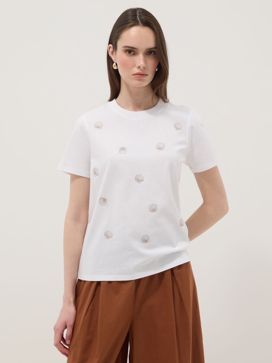 Camiseta blanca de algod&oacute;n puro con estampado de conchas_0
