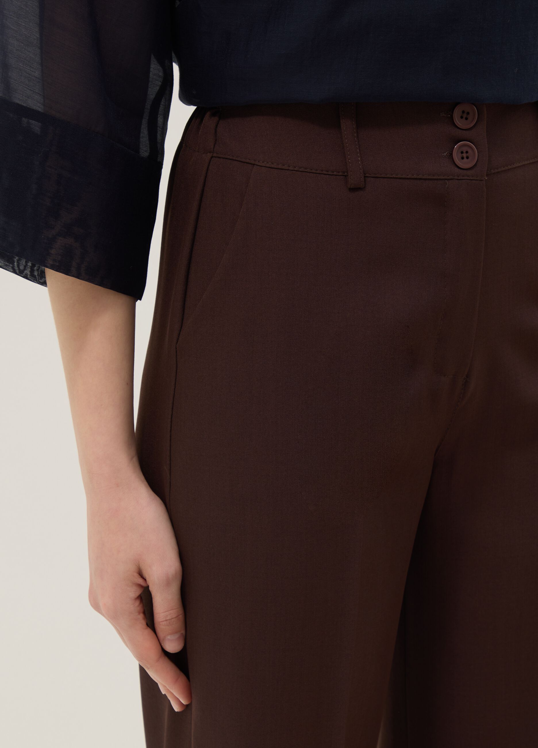 Brown cropped trousers in stretch fabric