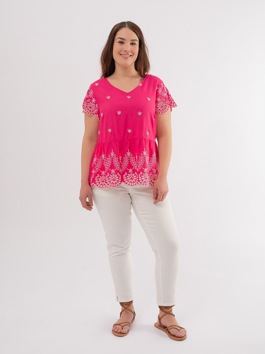 Curvy T-shirt with broderie anglaise decorations_0