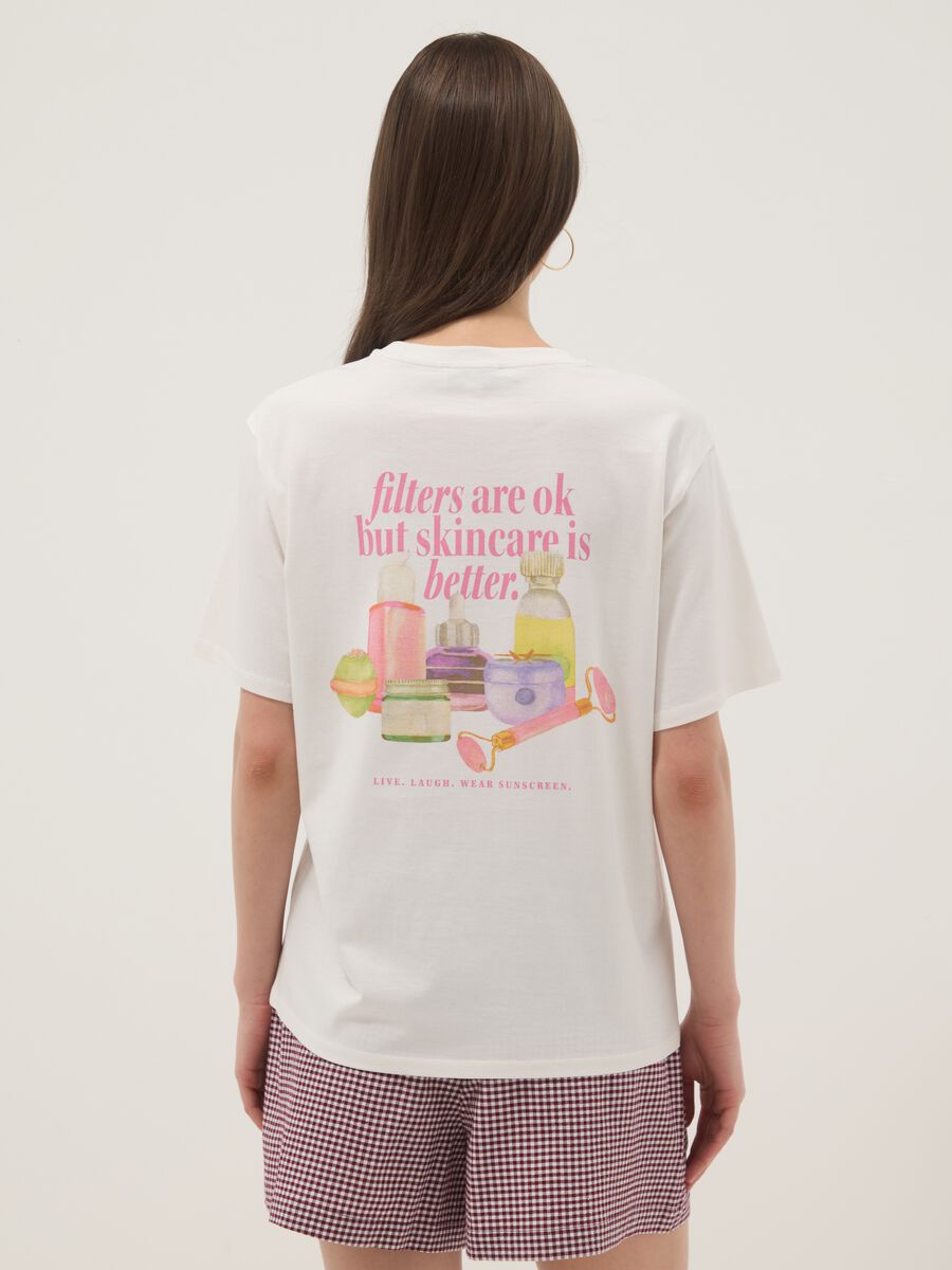 Camiseta blanca de algod&oacute;n puro con mensaje beauty, fit relaxed_1