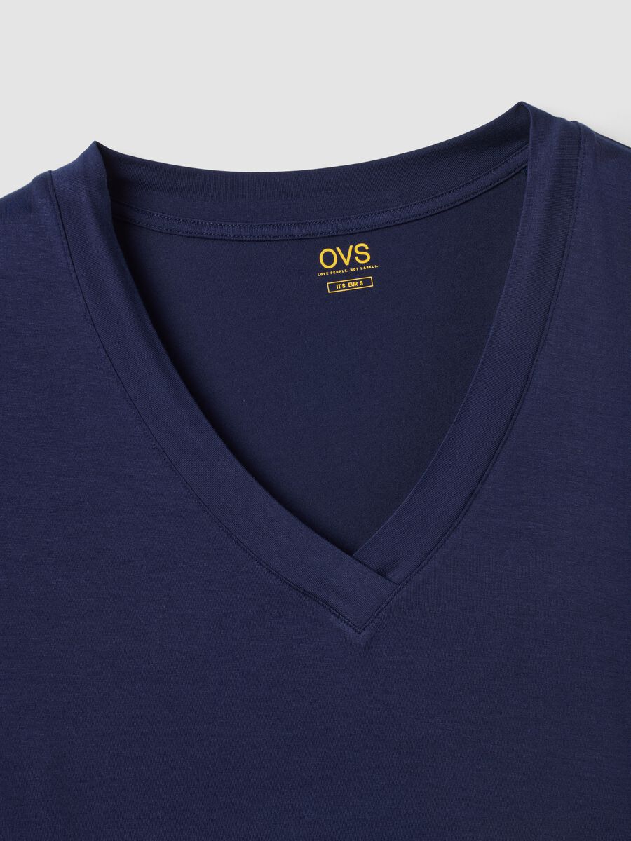 Camiseta azul de viscosa el&aacute;stica con escote en V_1