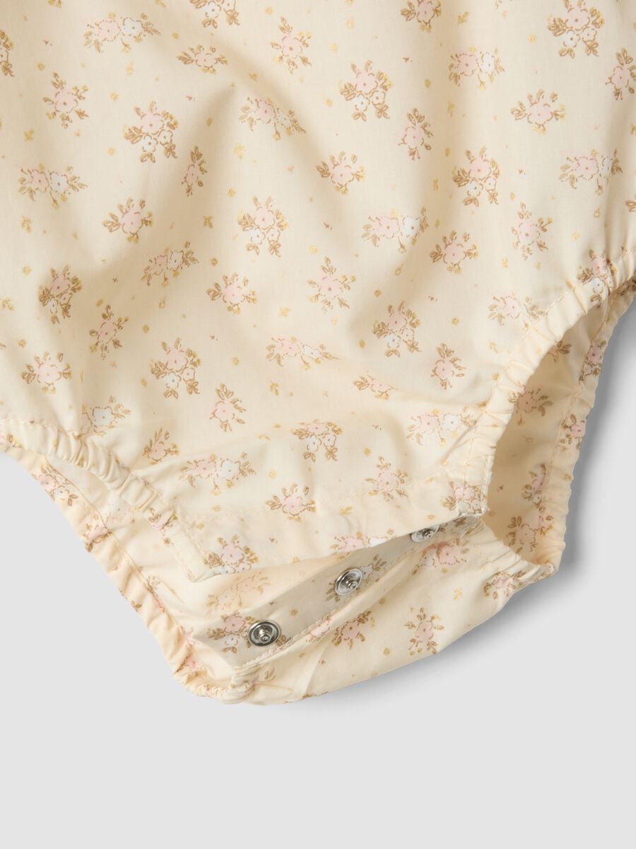 Beiger Baby-M&auml;dchen-Body aus reiner Baumwolle mit R&uuml;schenkragen und Blumenprint_2