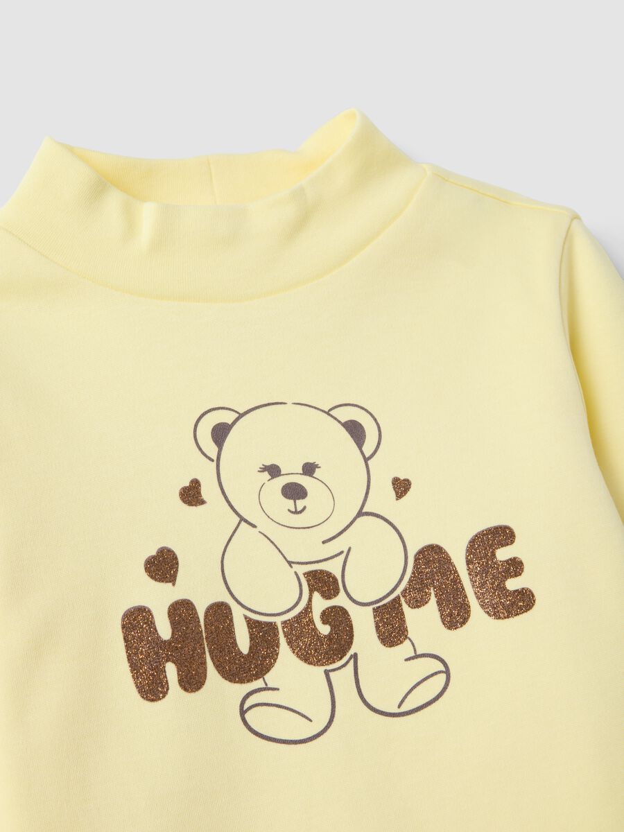 Gelbes T-Shirt aus reiner Bio-Baumwolle mit Stehkragen_2