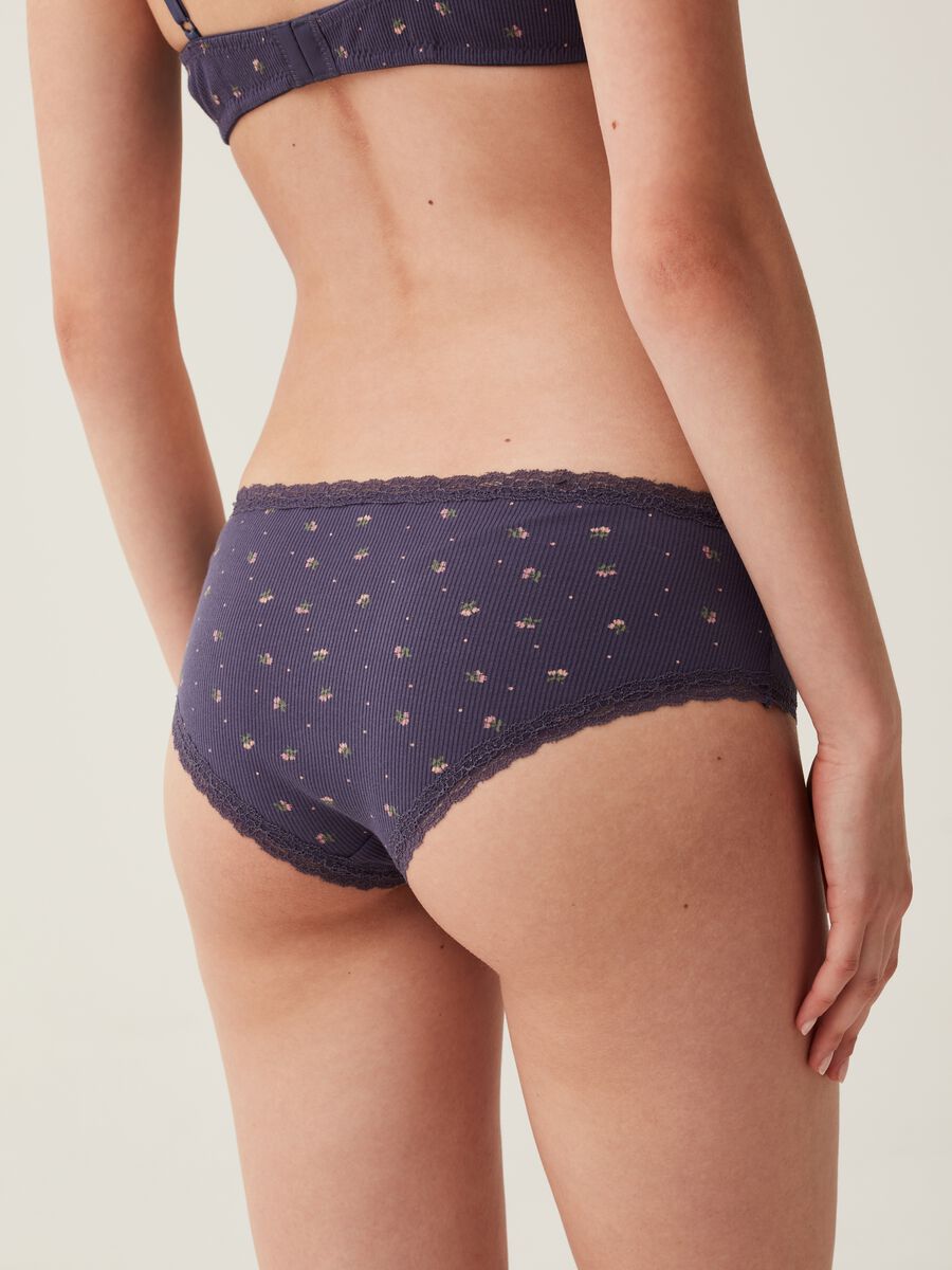 Briefs with small flowers and lace edging_2
