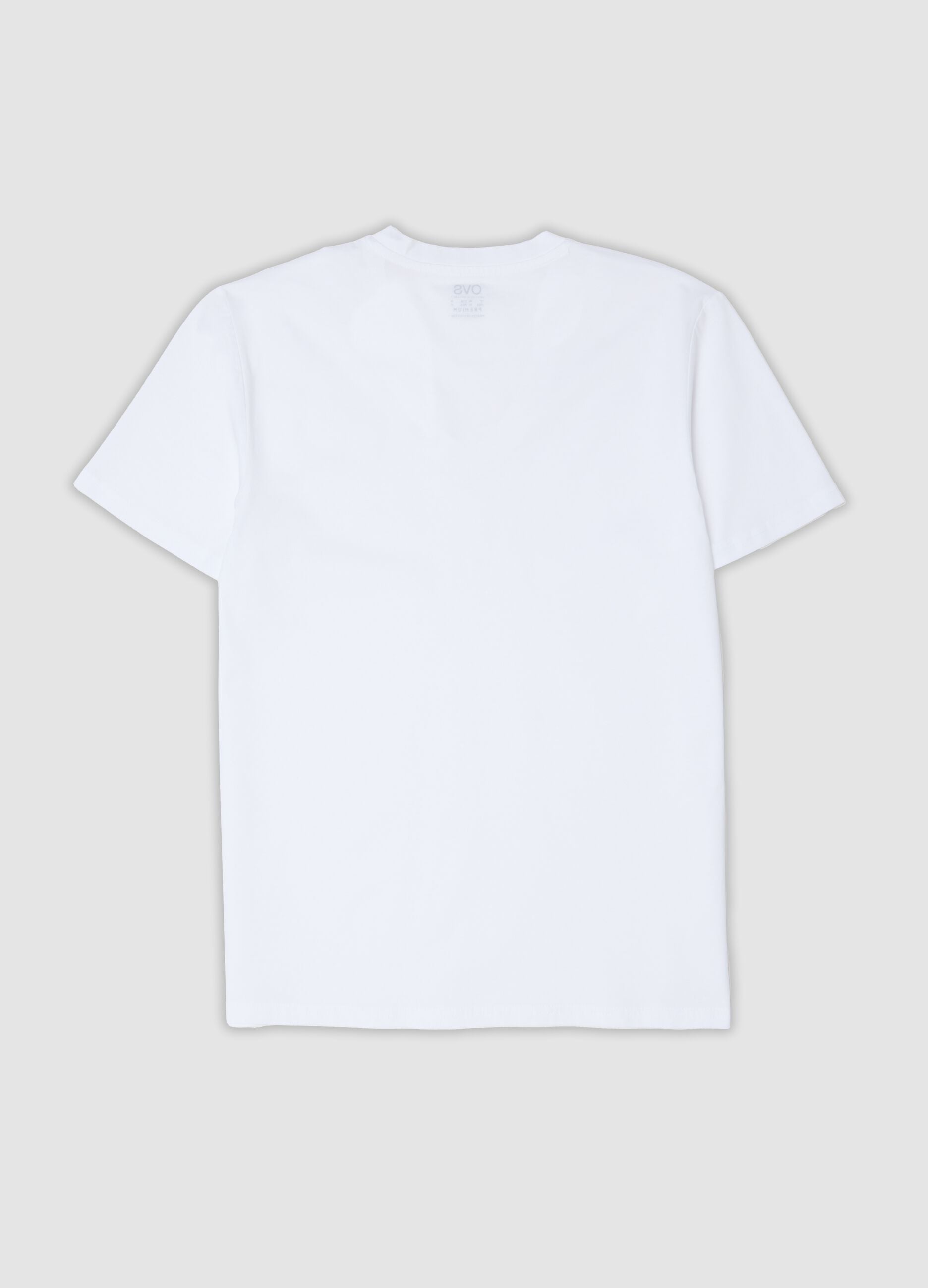 T-shirt branca em algod&atilde;o puro mercerizado com decote em V profundo