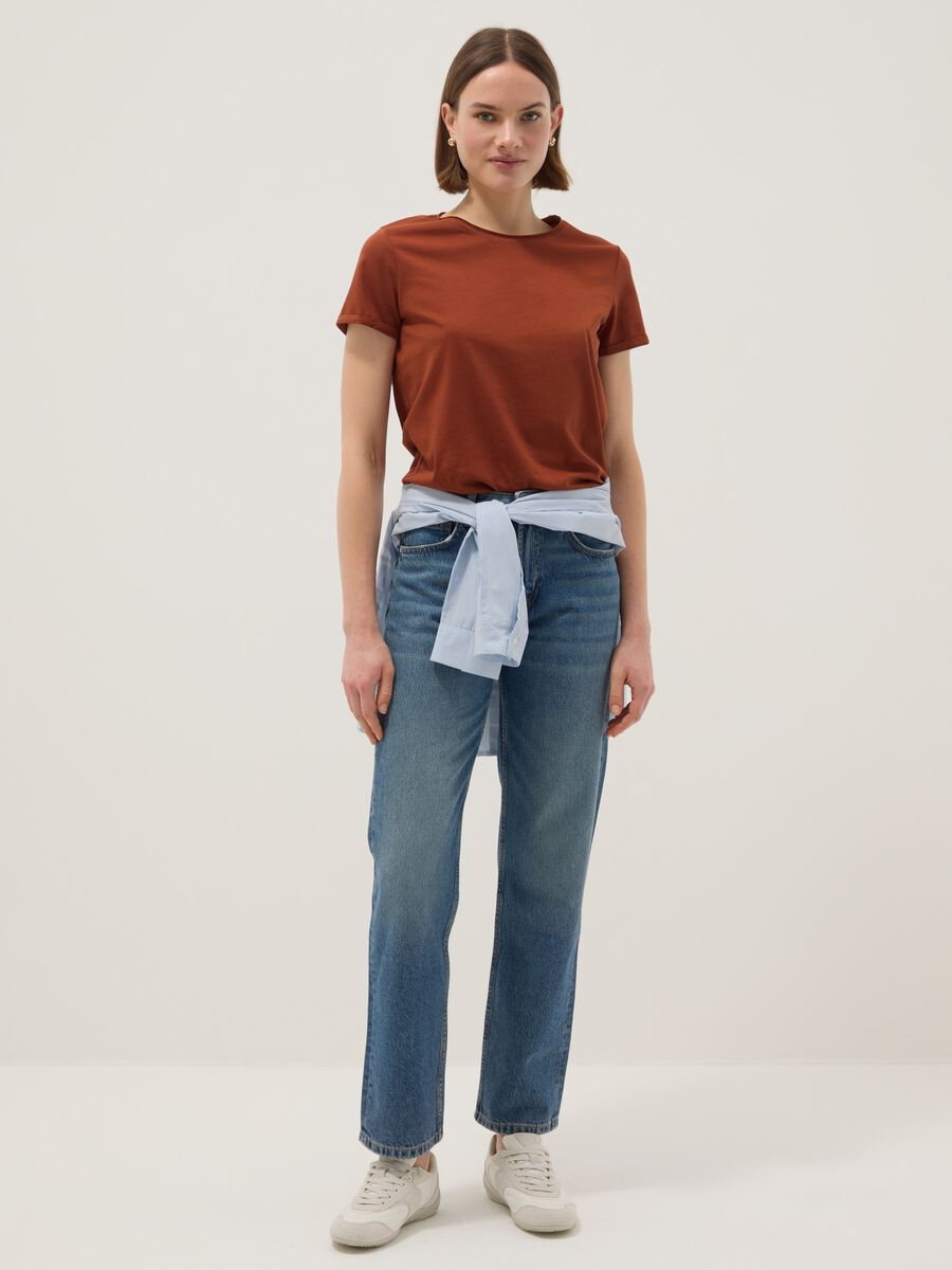 Braunes Kurzarm-T-Shirt aus reiner Baumwolle im Regular Fit_2