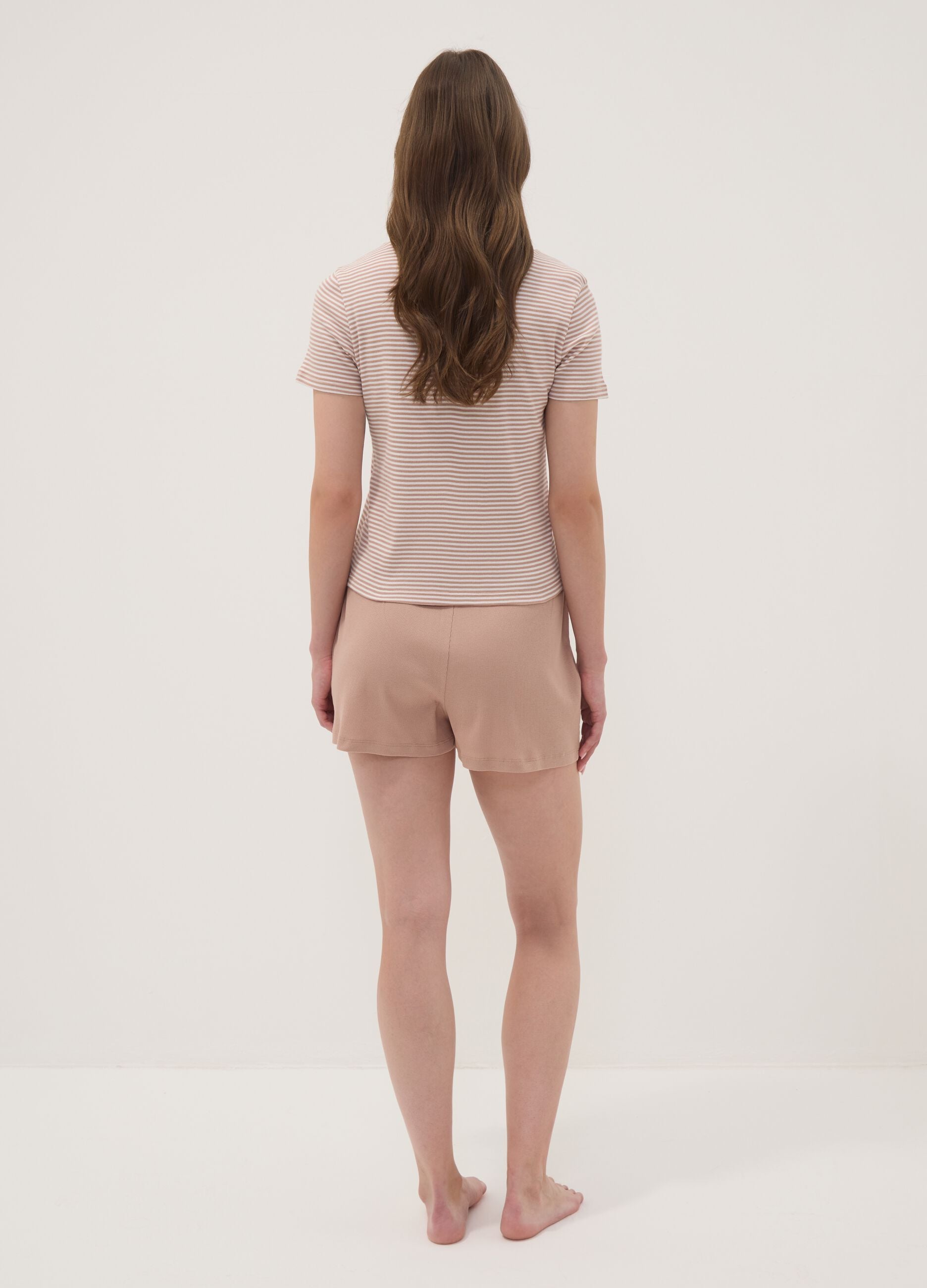 Bunter Pyjama aus reiner Bio-Baumwolle mit gestreiftem T-Shirt und Shorts