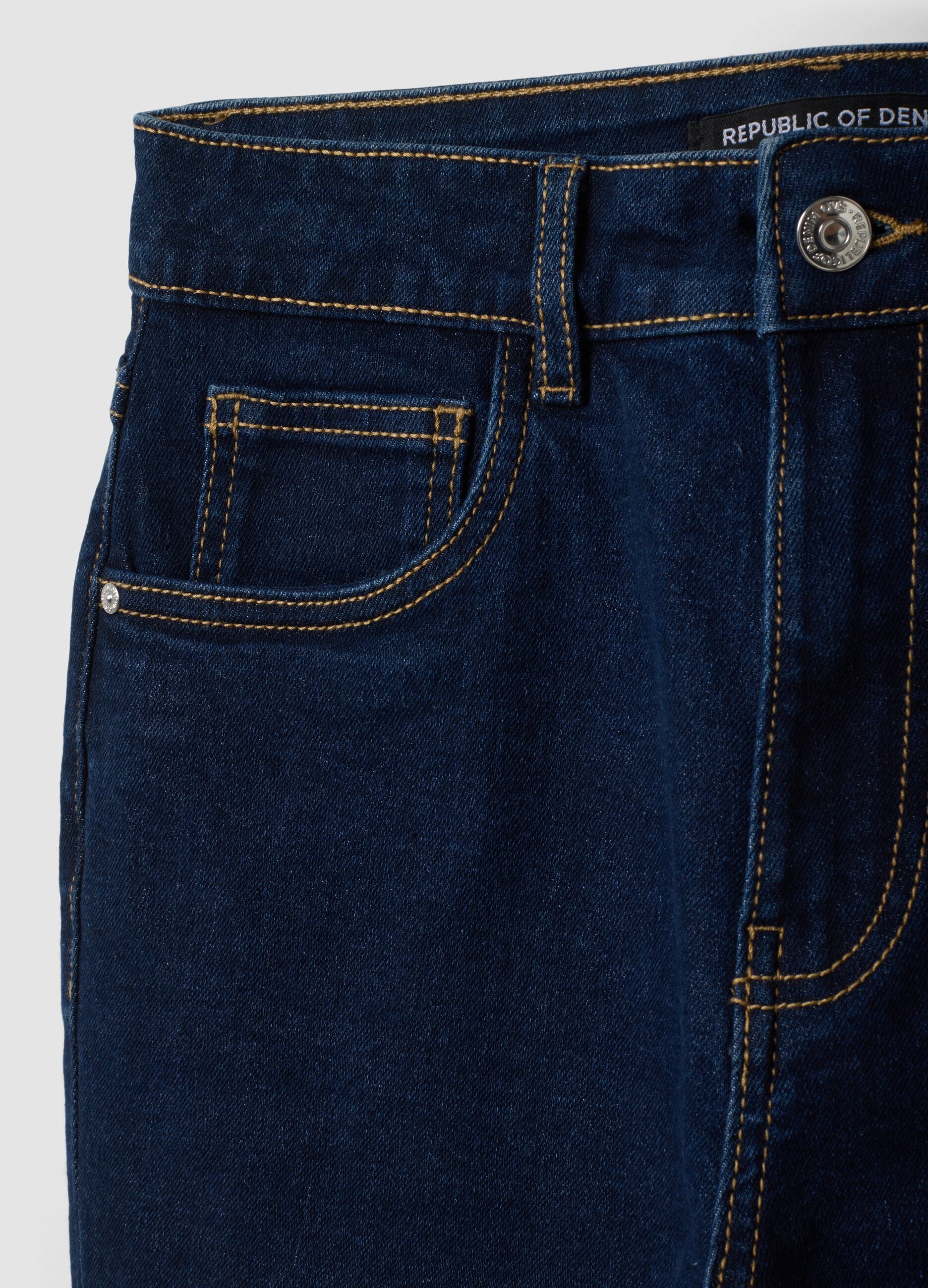 Jeans de ganga azuis cropped slim fit em algod&atilde;o e viscose el&aacute;sticos