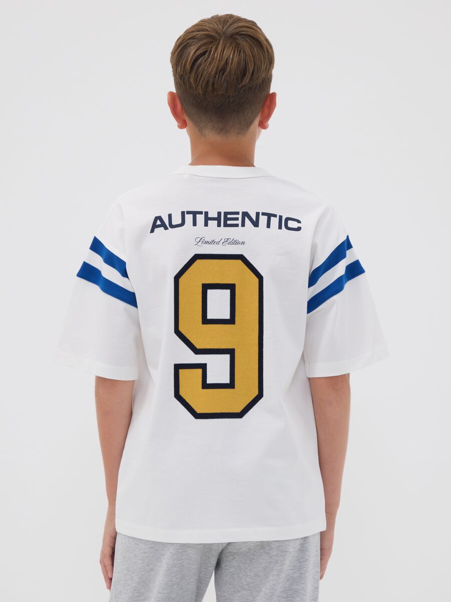 &Lambda;&epsilon;&upsilon;&kappa;ό T-shirt relaxed fit &alpha;&pi;ό &alpha;&gamma;&nu;ό &beta;&alpha;&mu;&beta;ά&kappa;&iota; &mu;&epsilon; &sigma;&tau;&rho;&omicron;&gamma;&gamma;&upsilon;&lambda;ή &lambda;&alpha;&iota;&mu;ό&kappa;&omicron;&psi;&eta; &kappa;&alpha;&iota; &sigma;&tau;ά&mu;&pi;&alpha; &gamma;&iota;&alpha; &alpha;&gamma;ό&rho;&iota;&alpha;_2