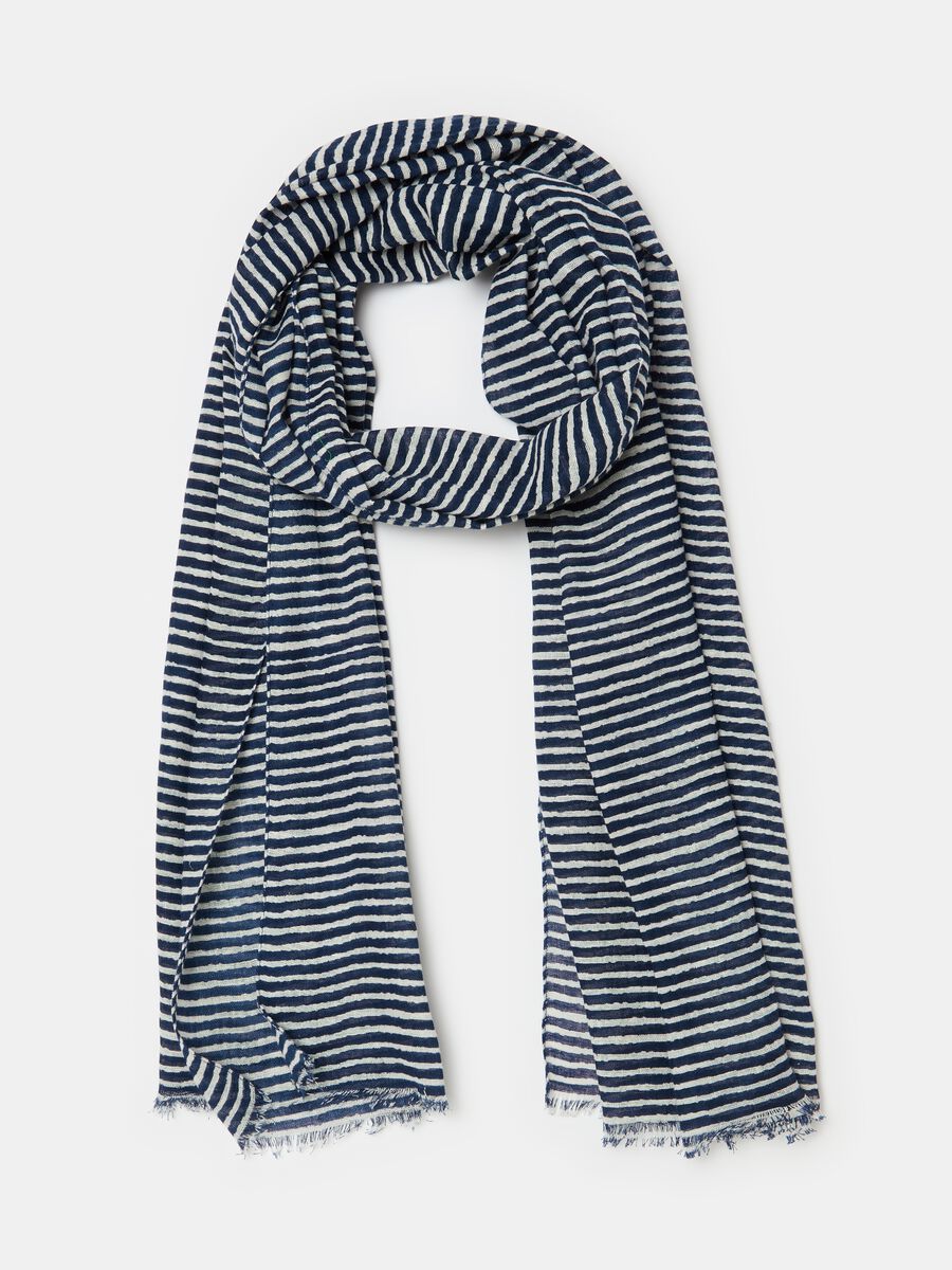 Fringed scarf with thin stripes_1
