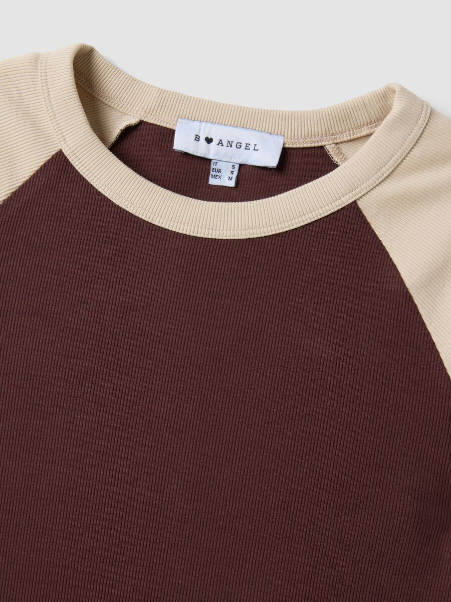 T-shirt castanha em algod&atilde;o el&aacute;stico com decote redondo e mangas em contraste_2