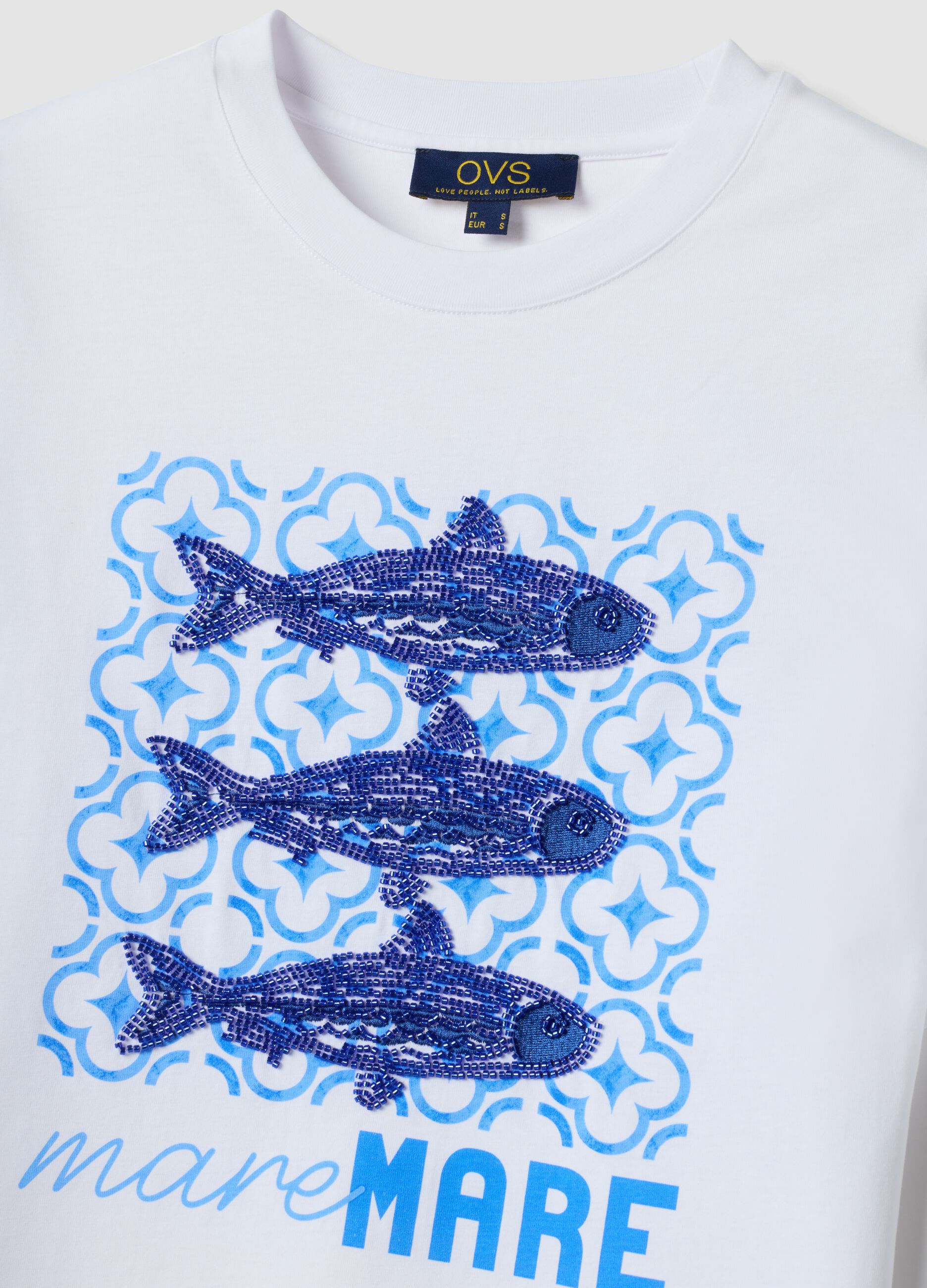 &Lambda;&epsilon;&upsilon;&kappa;ό T-shirt &alpha;&pi;ό 100% &beta;&alpha;&mu;&beta;ά&kappa;&iota; &mu;&epsilon; &sigma;&tau;ά&mu;&pi;&alpha; &mu;&pi;&rho;&omicron;&sigma;&tau;ά