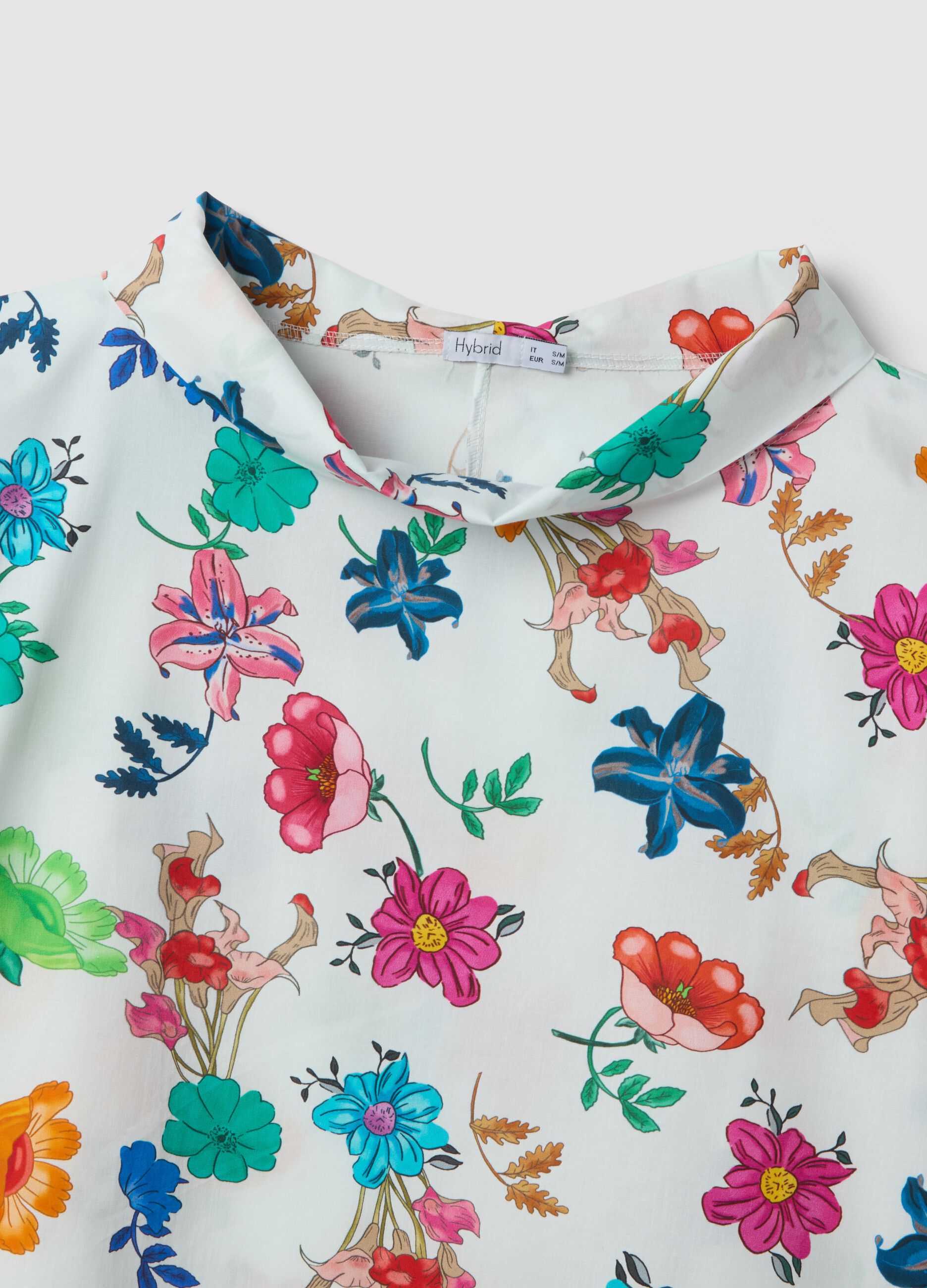 Camisola branca em algod&atilde;o el&aacute;stico com padr&atilde;o floral, regular fit