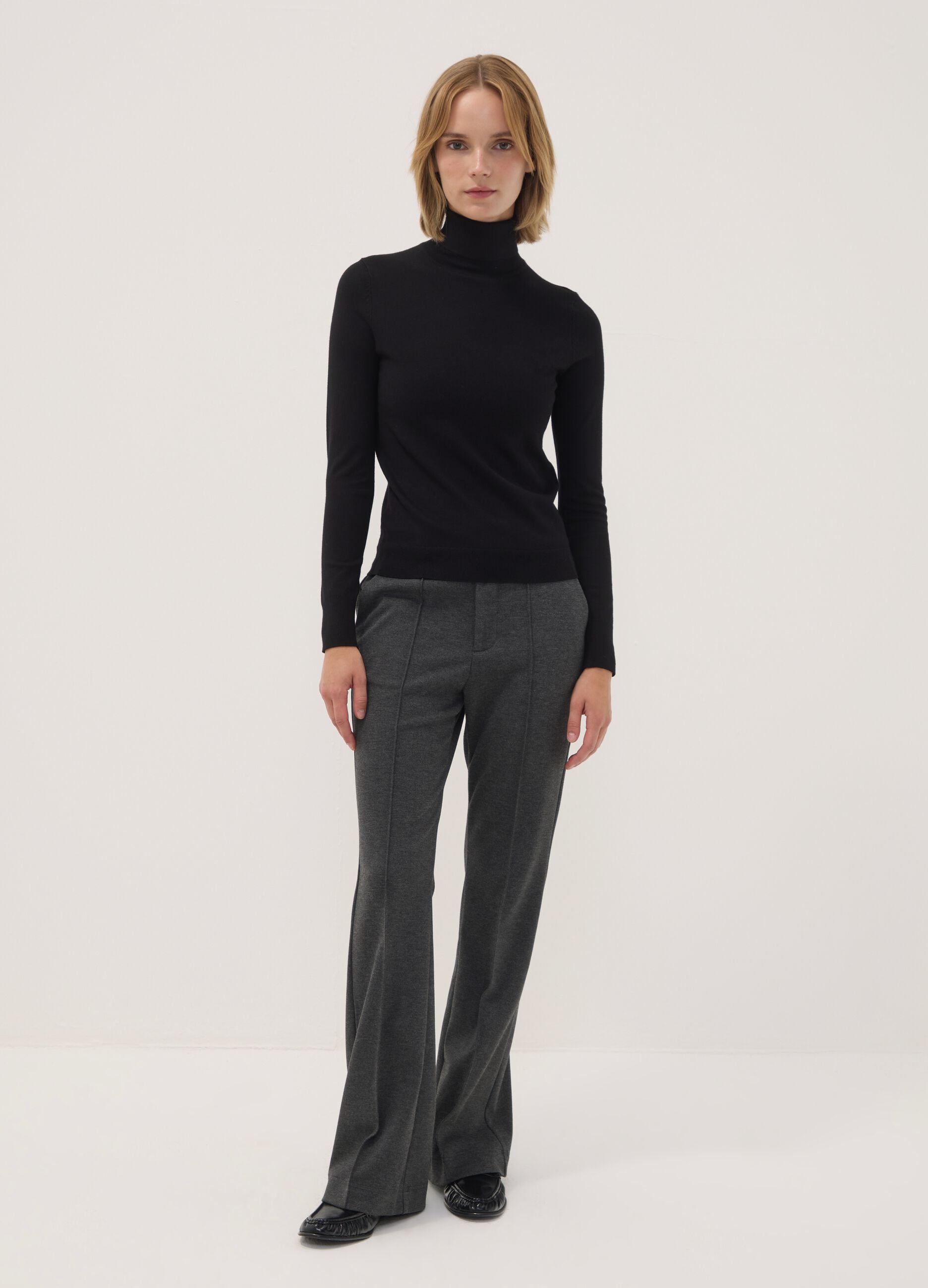 Pantaloni grigi in viscosa elasticizzata straight fit