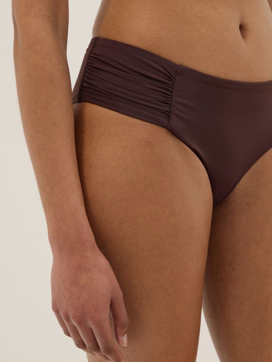 Braune Stretch-Badehose mit seitlicher Raffung_3
