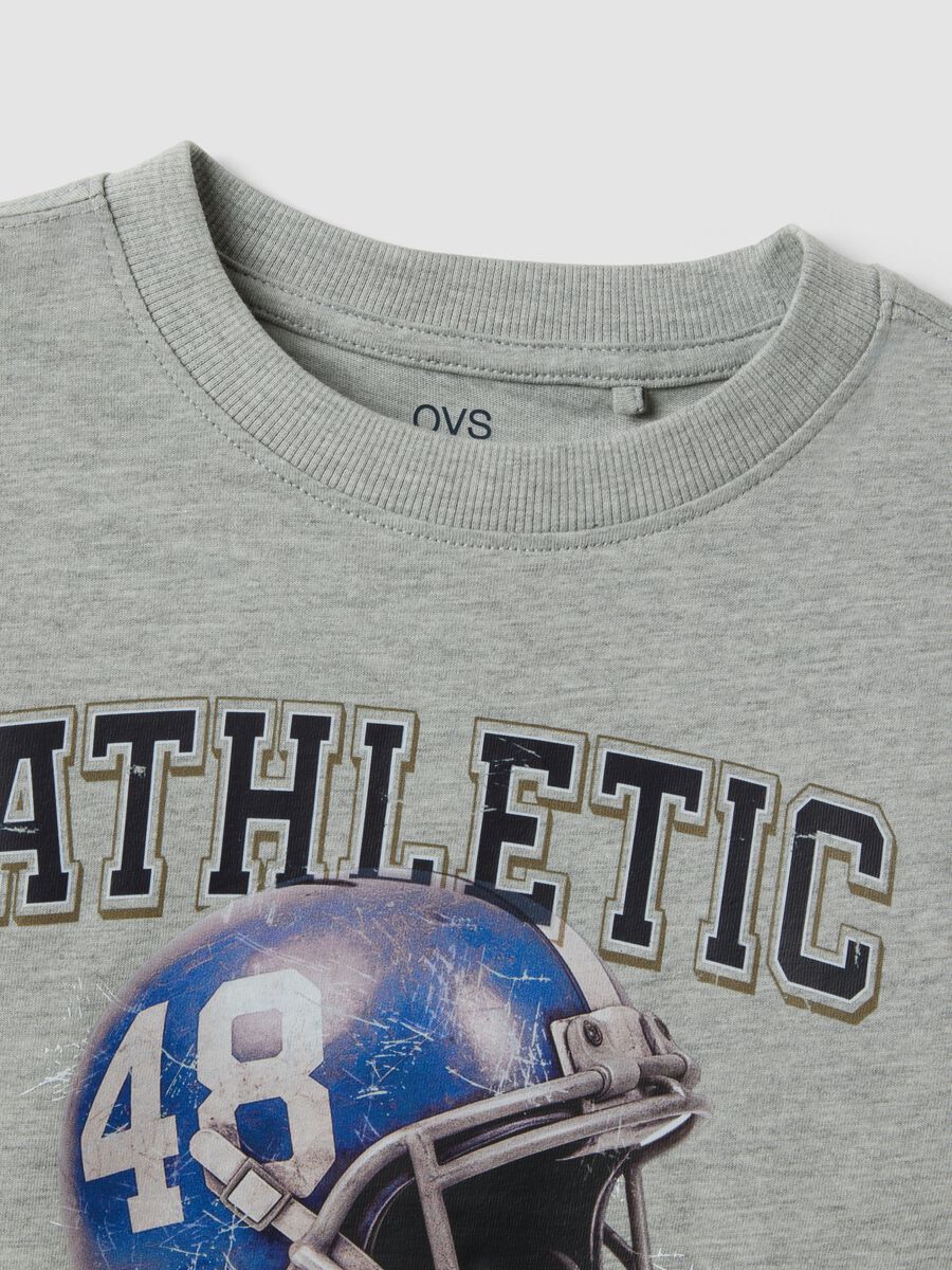 Grey cotton-viscose blend T-shirt with college print for boys_2