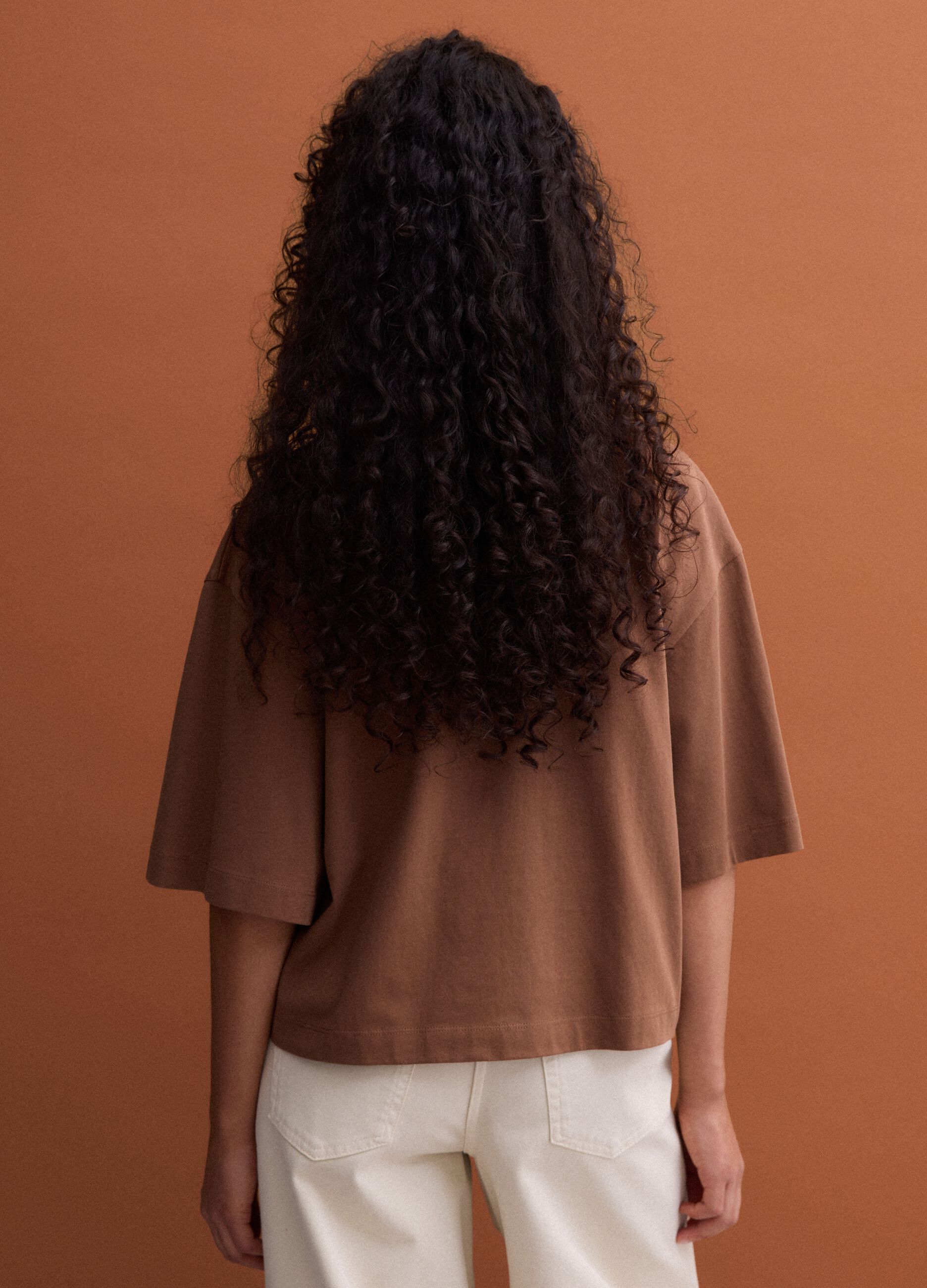T-shirt castanha em algod&atilde;o puro com bordados, corte regular