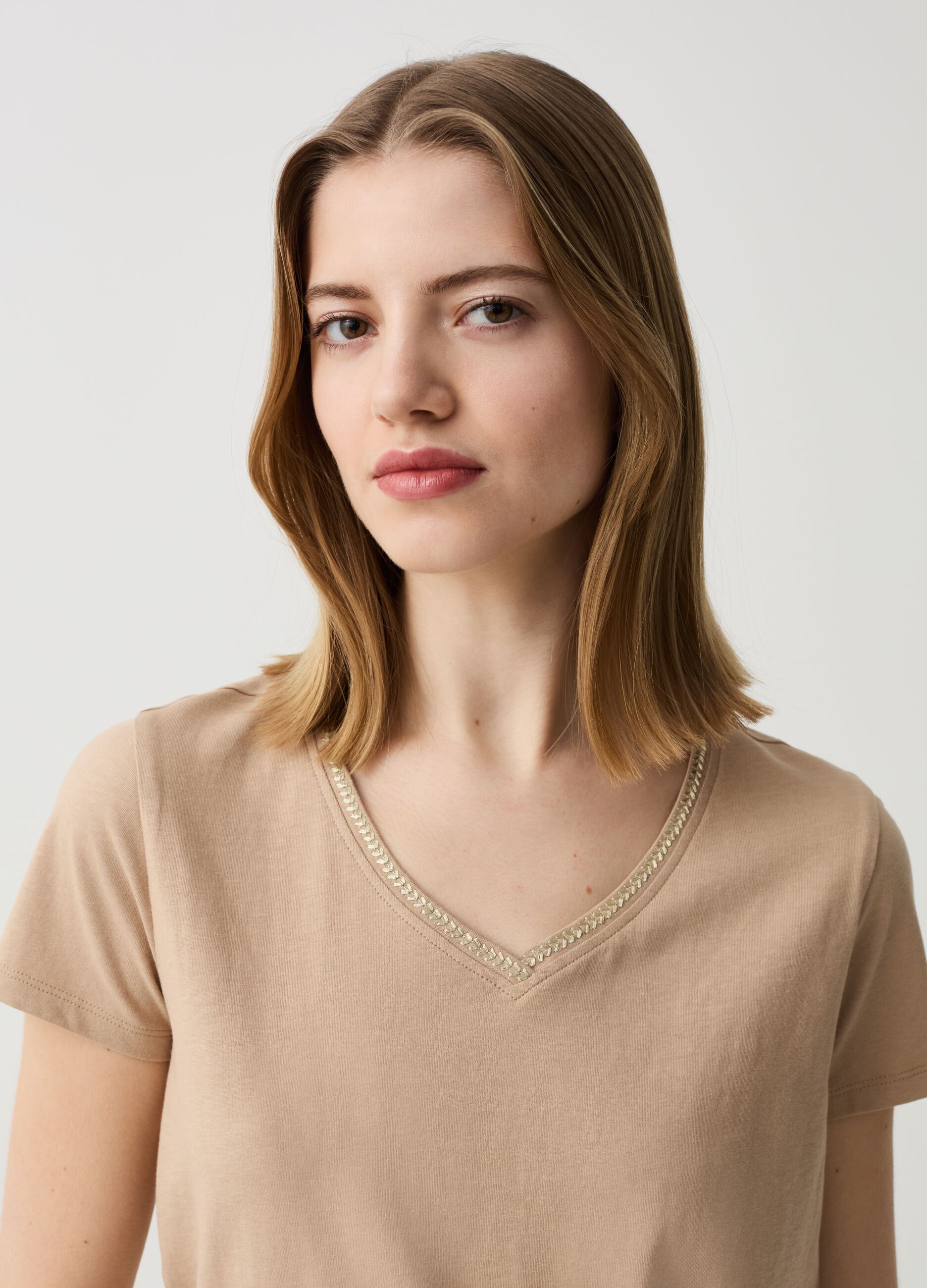Camiseta cuello de pico con bordado lurex