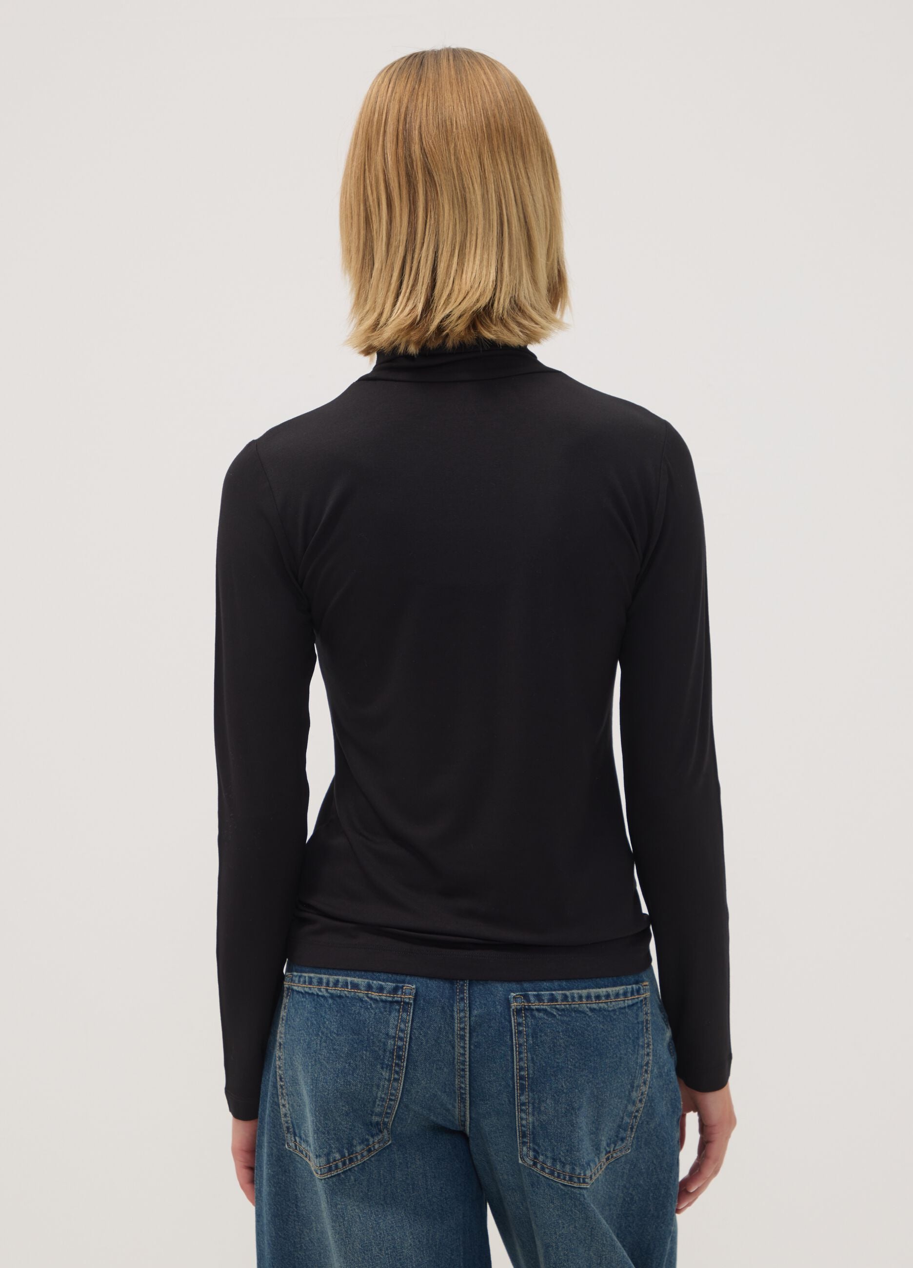 Schwarzes Shirt aus elastischer Viskose mit Stehkragen, Regular Fit