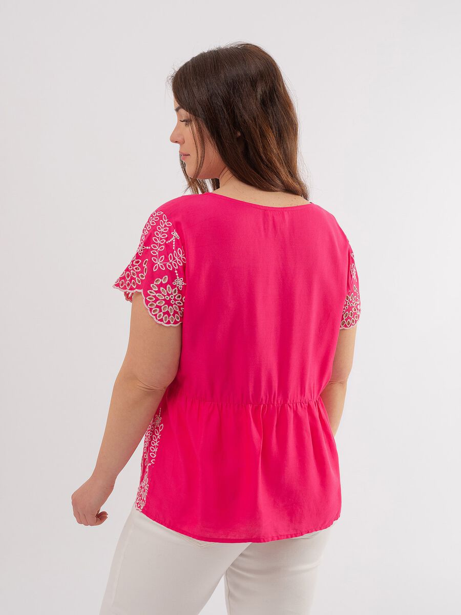 Curvy T-shirt with broderie anglaise decorations_2