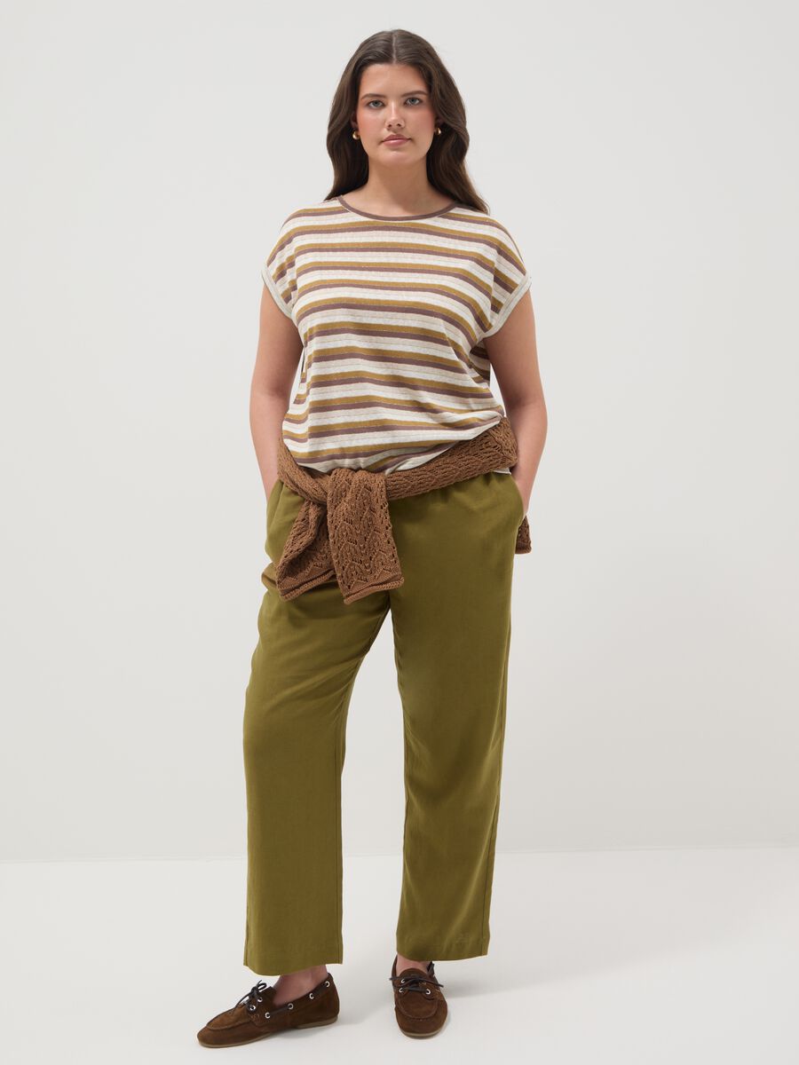 Regular-Fit T-Shirt aus Viskosemix mit mehrfarbigen Streifen_1