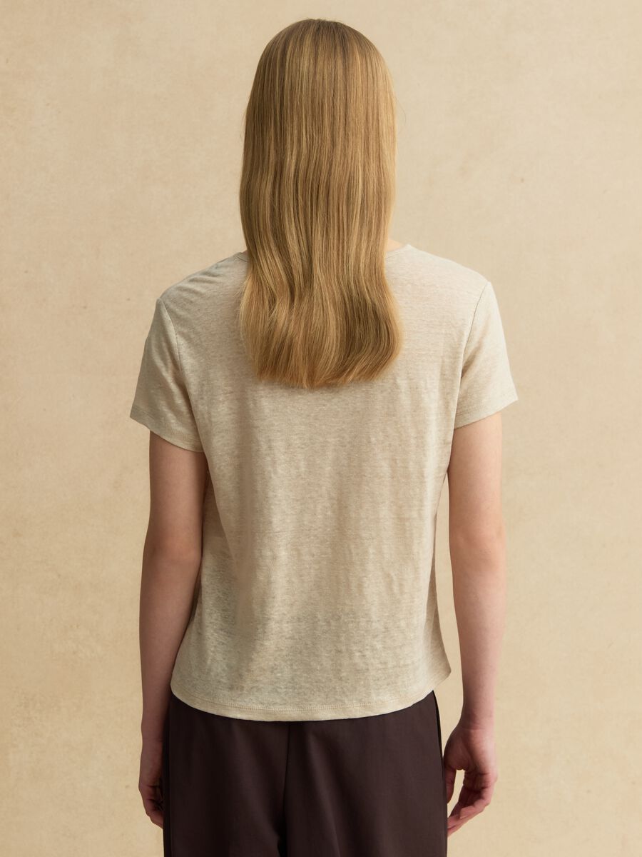 Camiseta beige de manga corta en lino puro, corte regular_3