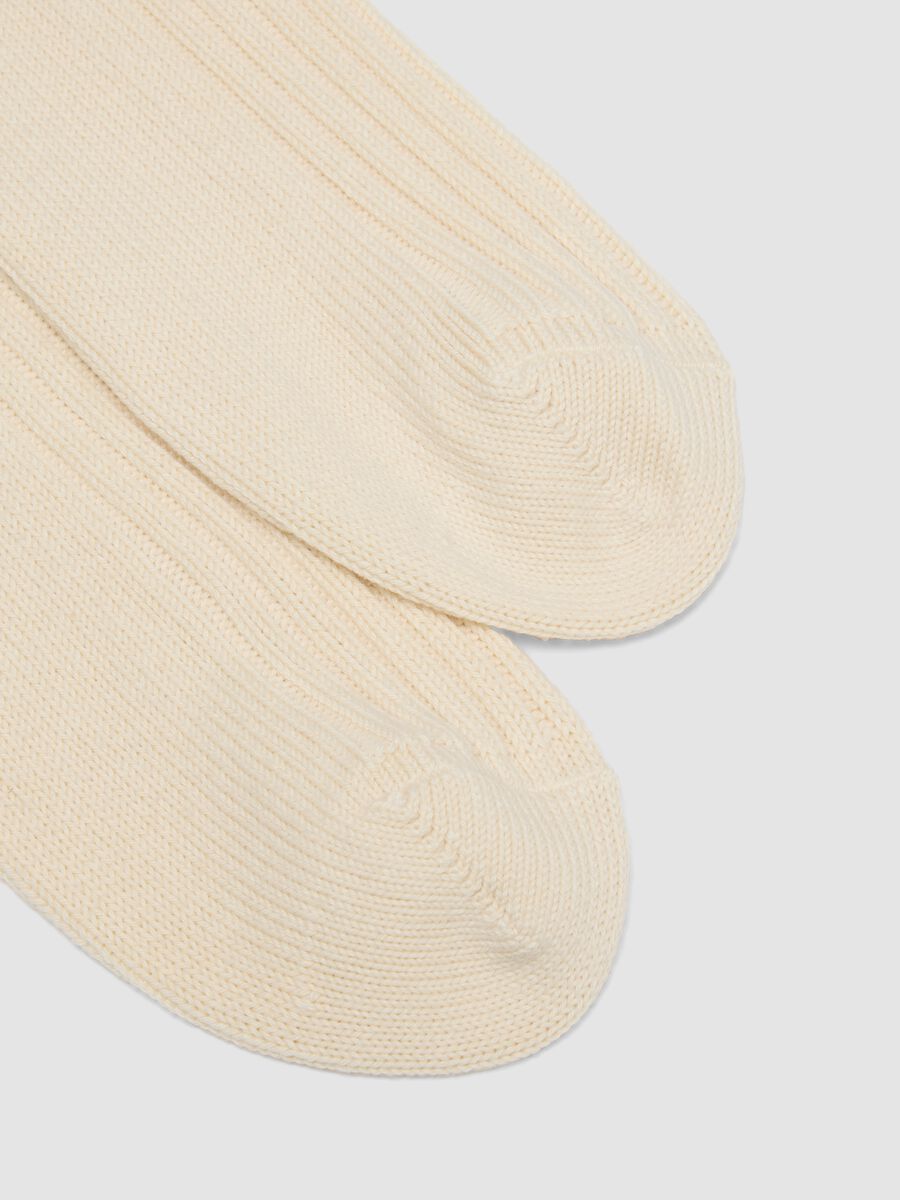 White stretch cotton blend tennis socks with stripes_2