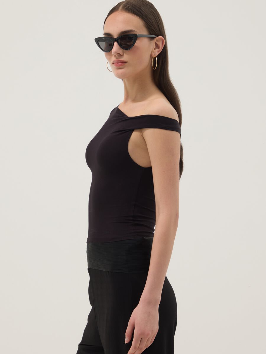 Crna majica od elastične viskoze sa &scaron;irokim izrezom_2