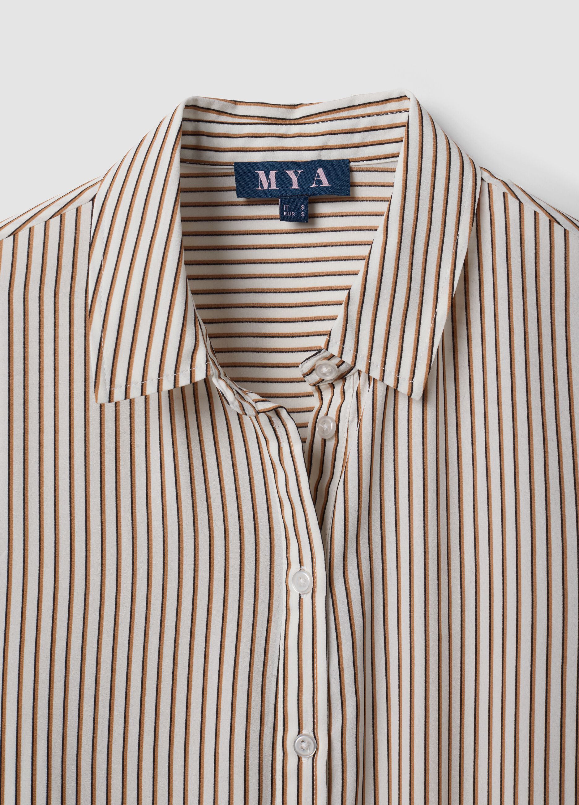 White striped shirt with classic collar, regular fit