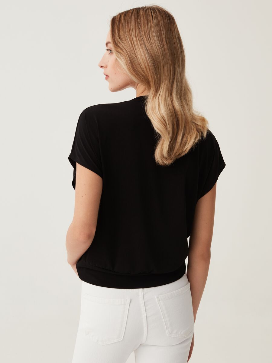 Crêpe top with V neck and knot_2