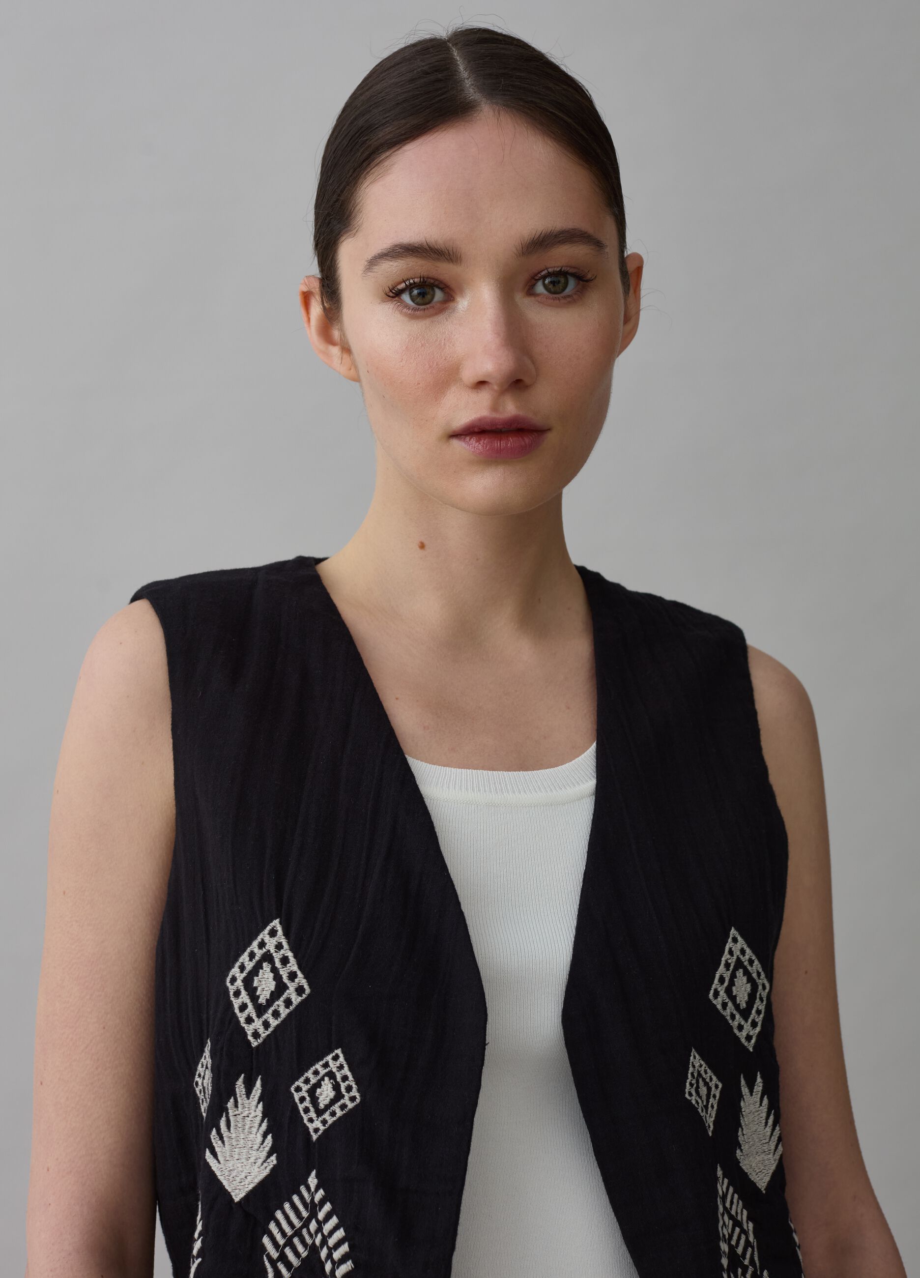 Open gilet with ethnic embroidery