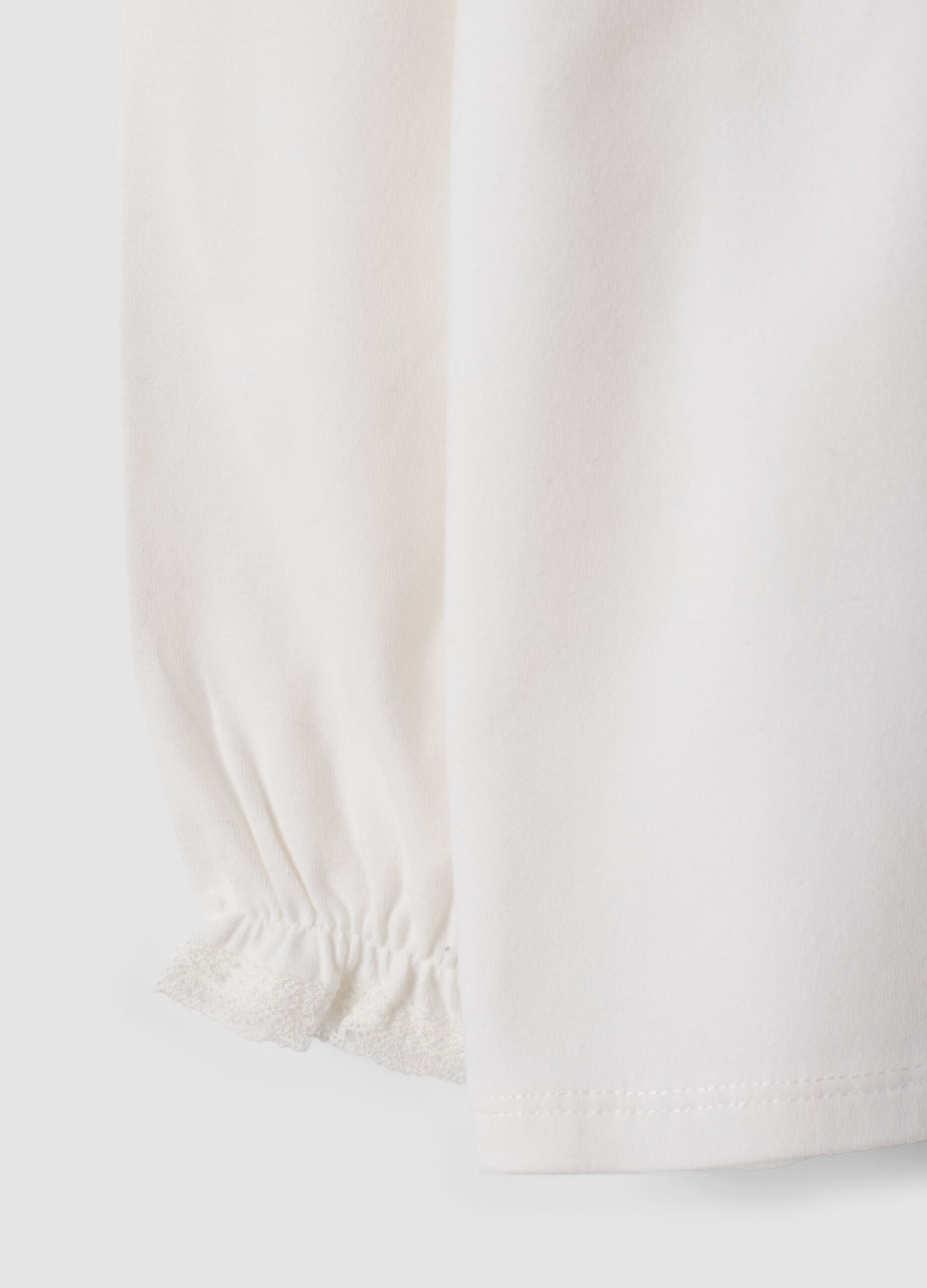 Polo branco em algod&atilde;o org&acirc;nico el&aacute;stico