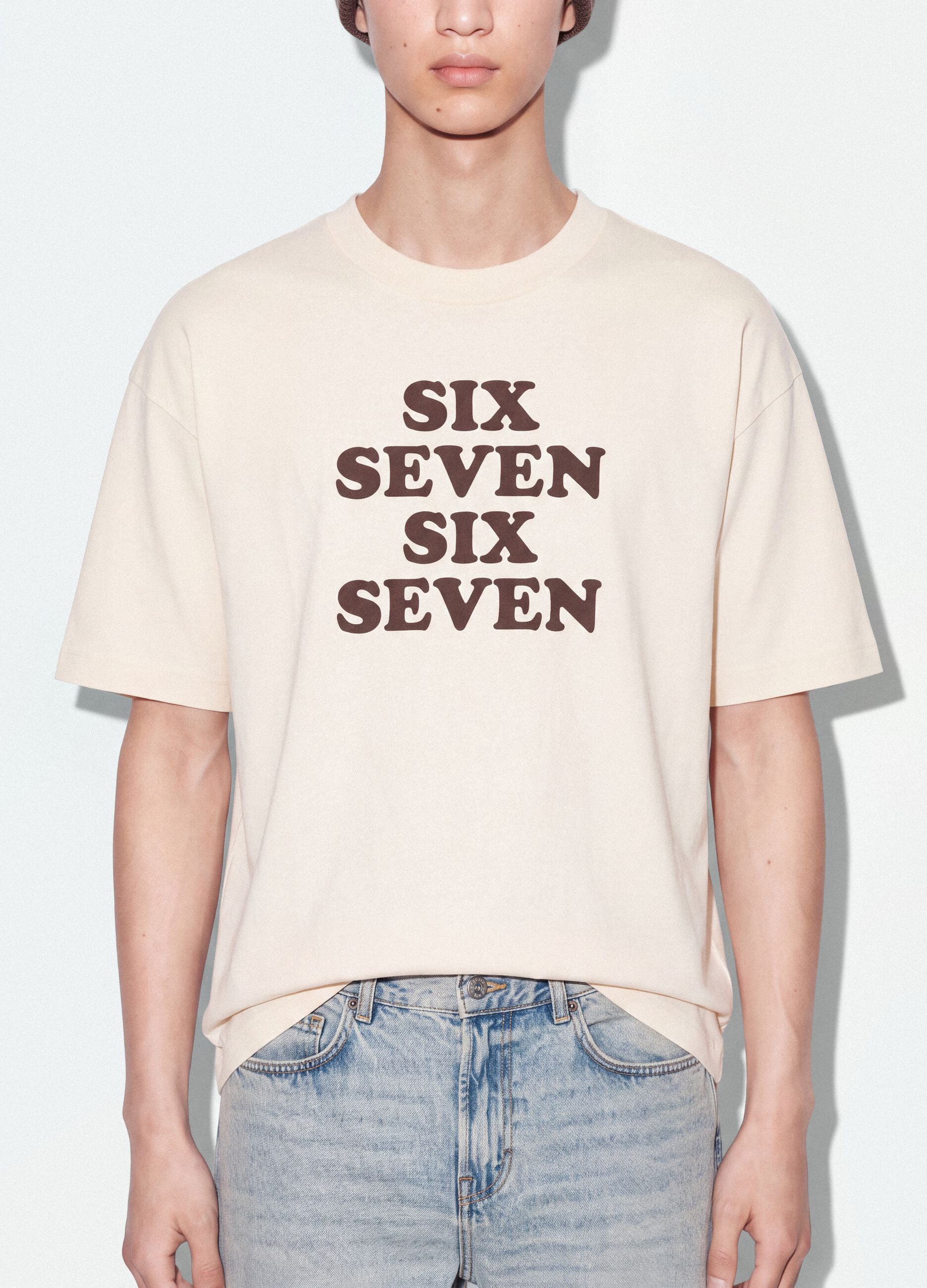 T-shirt branca em algod&atilde;o puro com estampado frontal Six Seven, corte boxy
