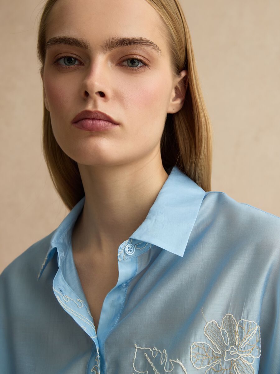 Regular Fit Hemd aus blauem Lyocell-Mix mit Blumenstickerei_0