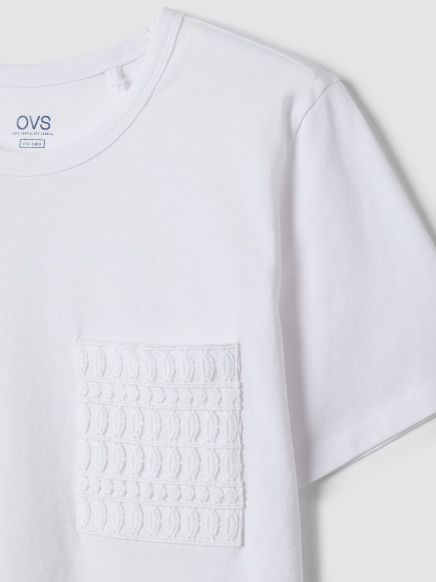Camiseta blanca de algod&oacute;n puro regular fit con bolsillo bordado_5