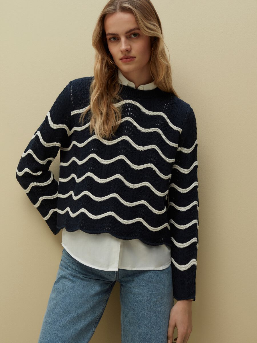 Crochet sweater with waved stripes_0