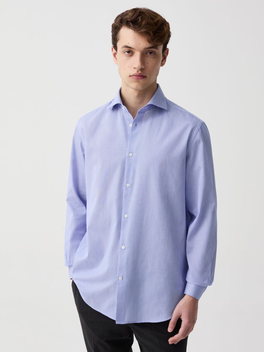 Regular-fit easy-iron shirt with thin stripes_1