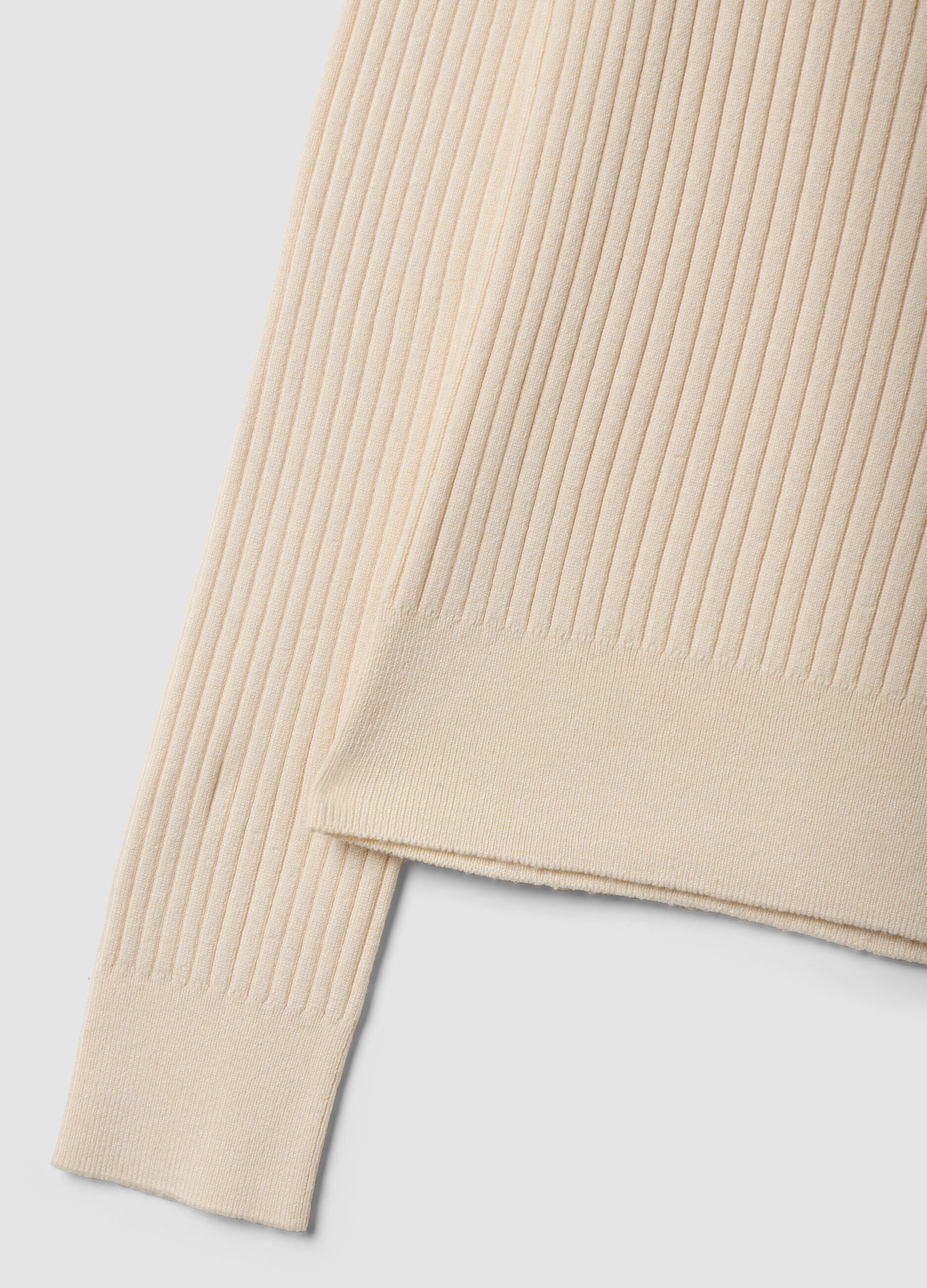 Beiger Rippstrick-Rollkragenpullover aus Viskosemix