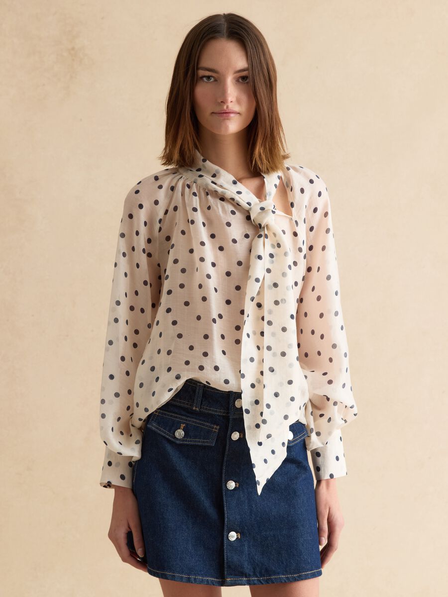White shirt with black polka dots in lyocell blend regular fit_1