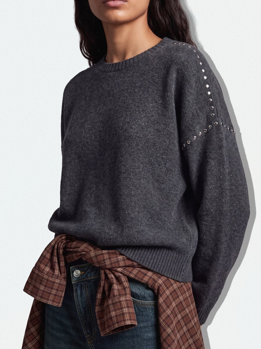 Camisola cinzenta em l&atilde; el&aacute;stica com acabamentos em tachas_2