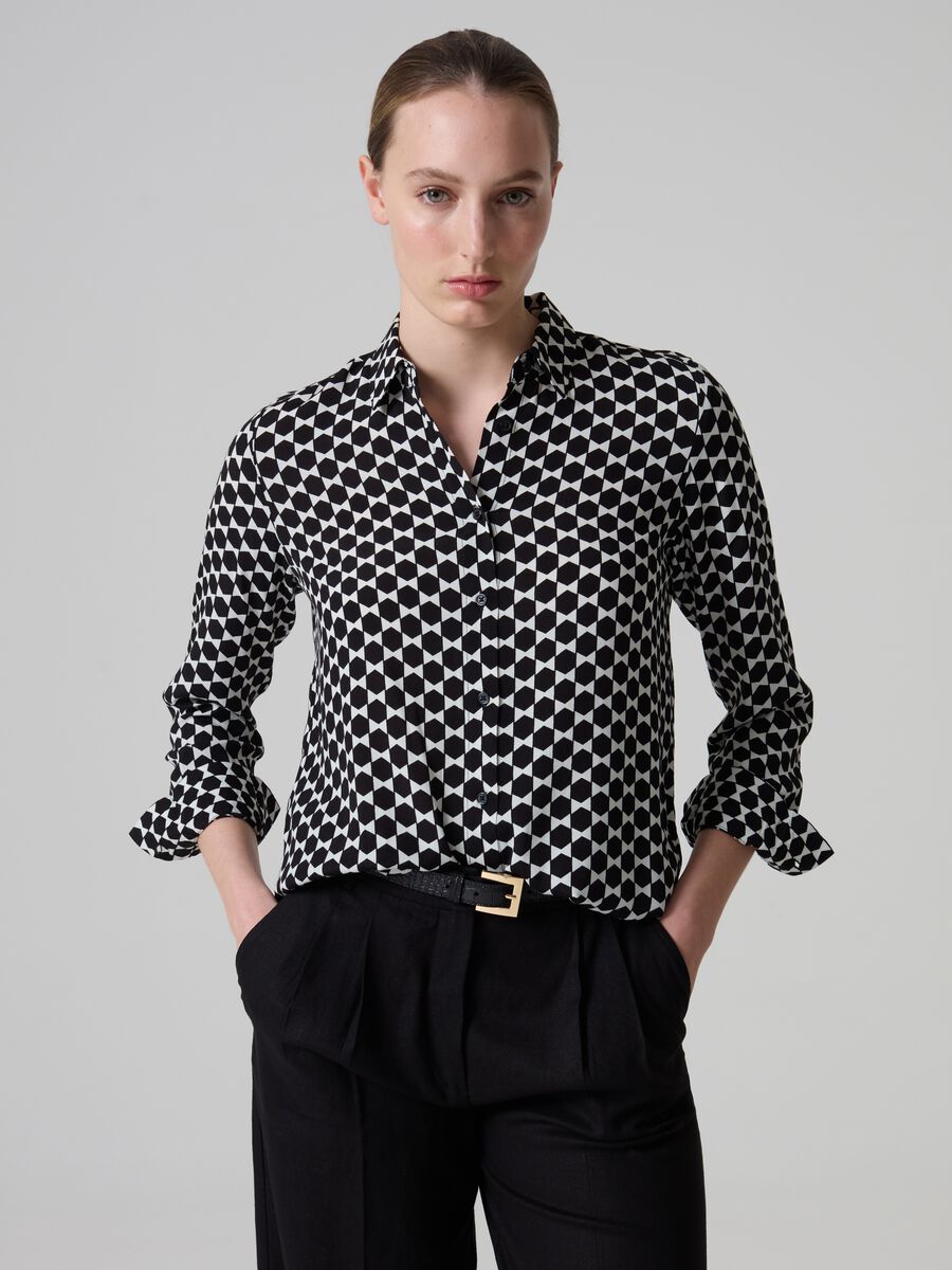 Contemporary shirt with geometric print_0