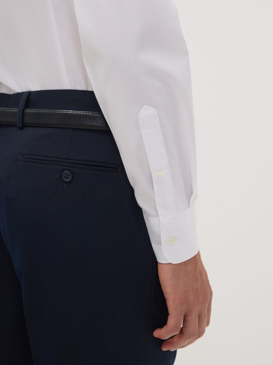 &Lambda;&epsilon;&upsilon;&kappa;ό slim fit &pi;&omicron;&upsilon;&kappa;ά&mu;&iota;&sigma;&omicron; &alpha;&pi;ό 100% &beta;&alpha;&mu;&beta;ά&kappa;&iota; &mu;&epsilon; &gamma;&alpha;&lambda;&lambda;&iota;&kappa;ό &gamma;&iota;&alpha;&kappa;ά, &chi;&omega;&rho;ί&sigmaf; &sigma;&iota;&delta;έ&rho;&omega;&mu;&alpha;_2