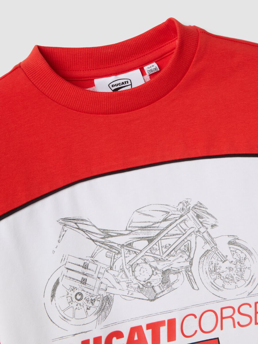 Completo rosso in cotone elasticizzato con t-shirt e shorts per bambino regular fit_2