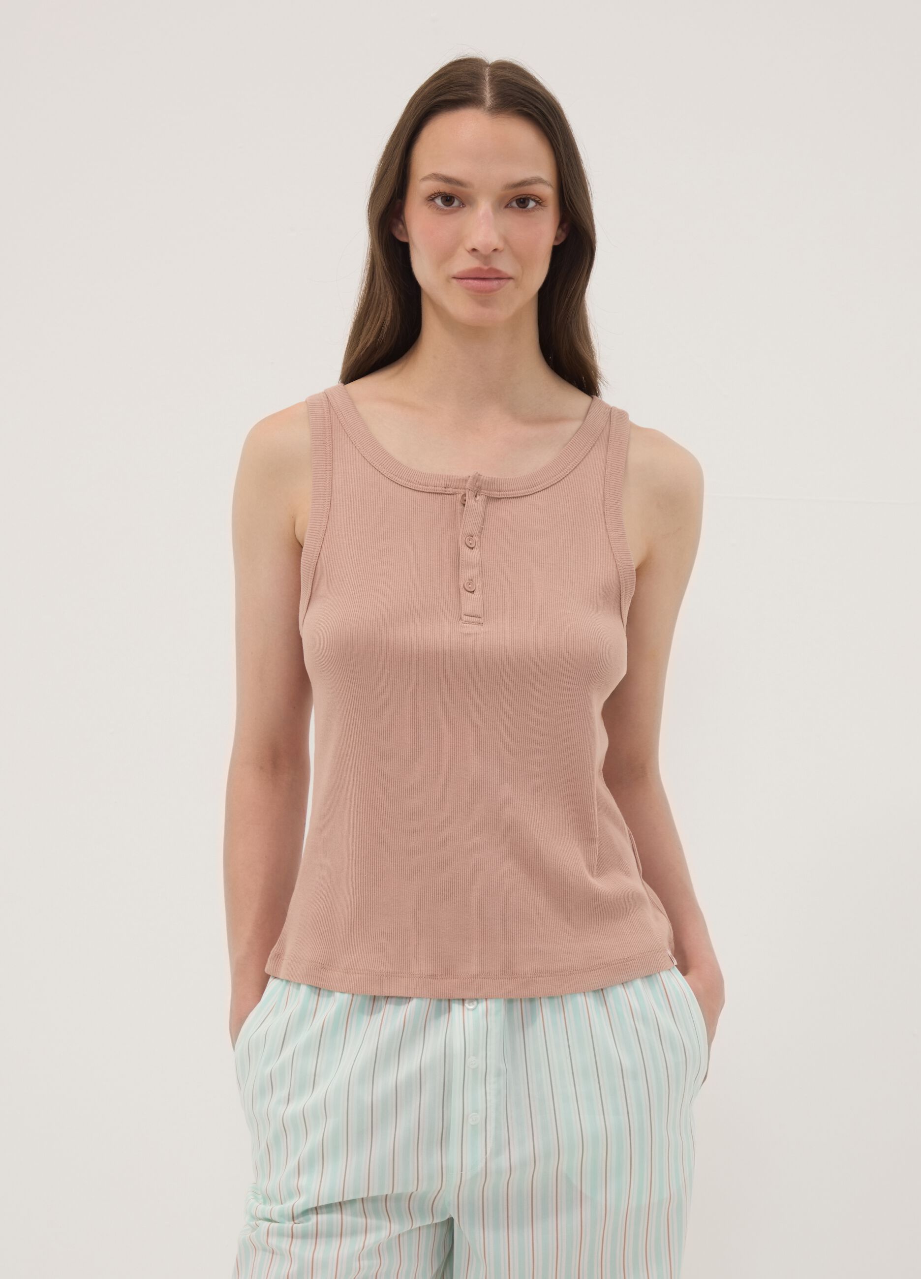 Top interior bege canelado em mistura de algod&atilde;o e viscose com decote henley