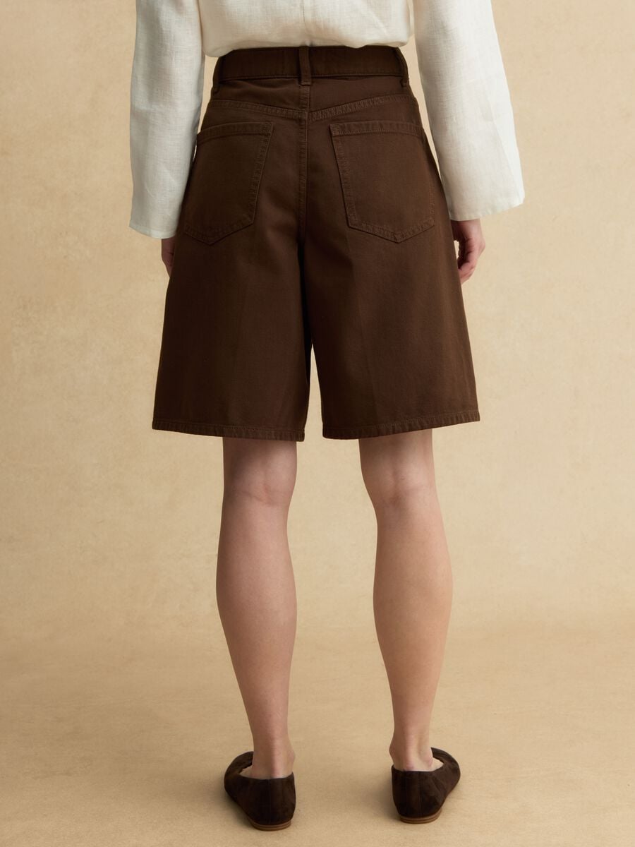 Wide-Leg-Shorts aus braunem Denim aus reiner Baumwolle_2