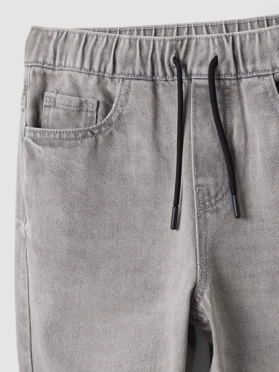 Grey jog denim in a cotton and viscose blend, relaxed fit for boys_1