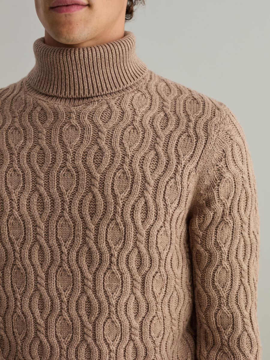 High-neck pullover with wavy design_2
