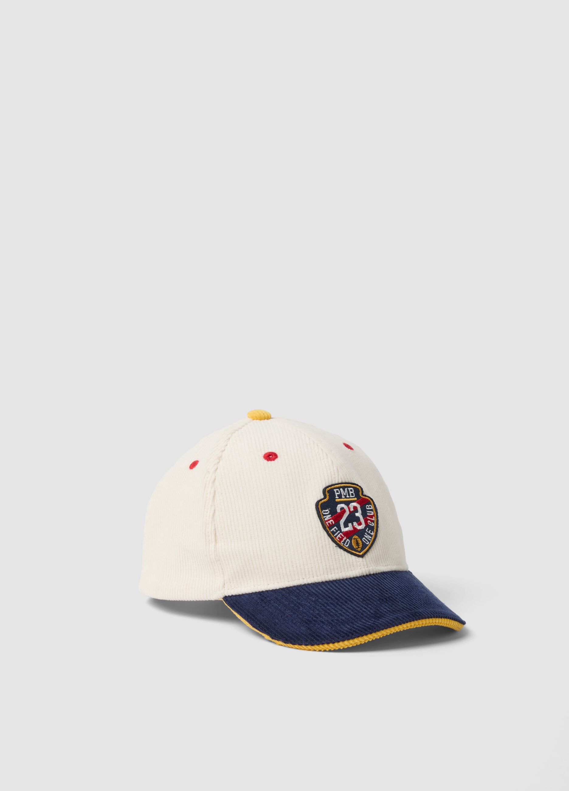Bon&eacute; bege em algod&atilde;o puro com pala azul e patch